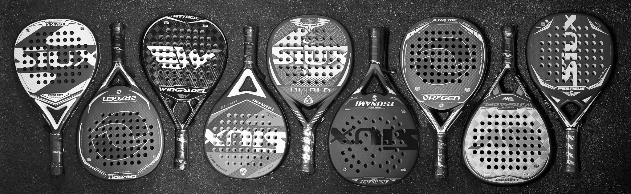 Mustavalkoinen kuva, padelmailat rivissä, Siux, Orygen, Wingpadel 