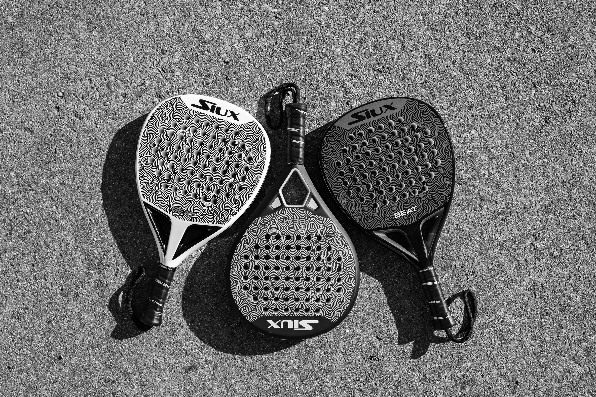 Mustavalkoinen kuva, Pademailat rivissä, Siux, Orygen, Wingpadel